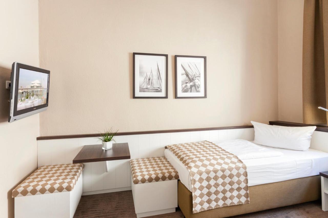 Hotel Strandschloesschen Любек Екстериор снимка