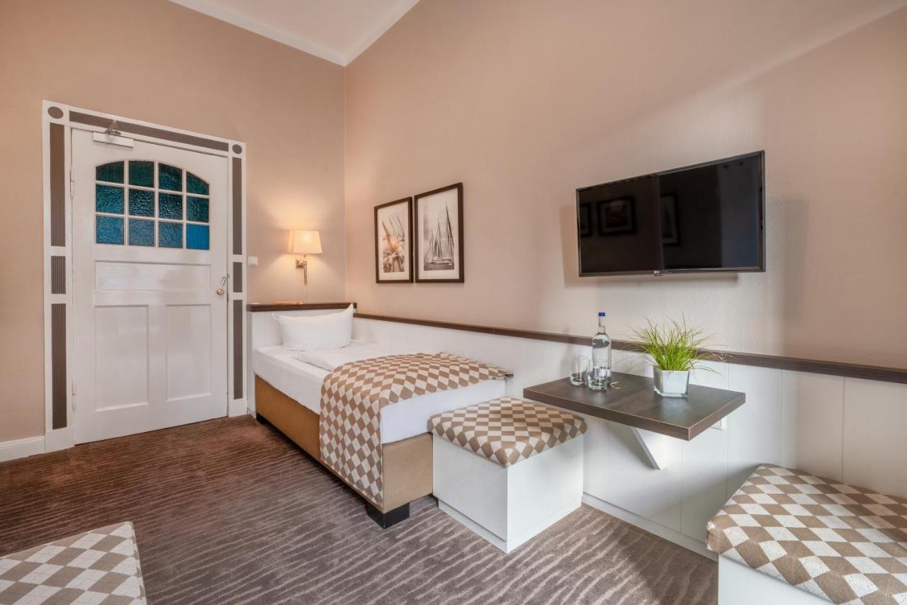 Hotel Strandschloesschen Любек Екстериор снимка